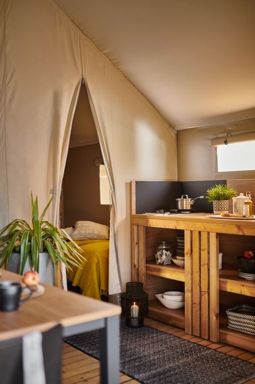 séjour donnant sur terrasse mini wood lodge