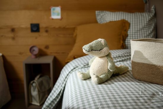 Chambre enfants avec peluche sur le lit. Instant de vie.