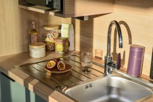 Otzarreta 35-2 Hotelier Cuisine et évier couleurs chêne et eucalyptus.