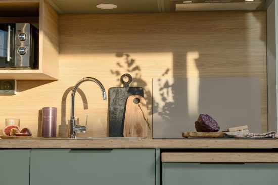 Cuisine vue de face, couleurs chêne et eucalyptus.